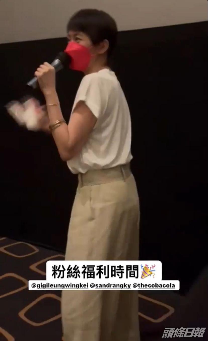 Gigi向現場粉絲大派小禮物。
